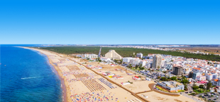 Strand bij de badplaats Monte Gordo aan de Algarve in Portugal