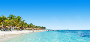 De helderblauwe zee en het strand aan de Riviera Maya in Mexico