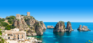 Uitzicht op de rotsachtige kustlijn aan de blauwe zee van Sicilië