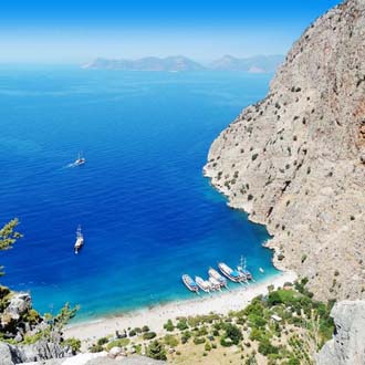 Baai met helderblauwe zee en strand aan de Egeische Kust