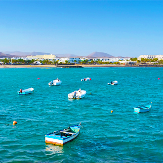 Baai-met-bootjes-in-Costa-Teguise-Lanzarote