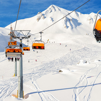 Besneeuwde bergen met skilift in Ischgl