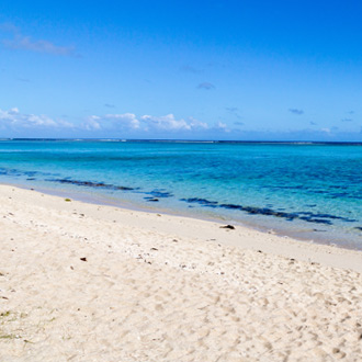 Het zandstrand van Blue Bay in Mauritius