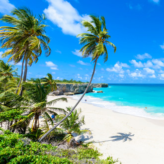 Het witte strand met helderblauwe zee bij Bottom Bay op Barbados