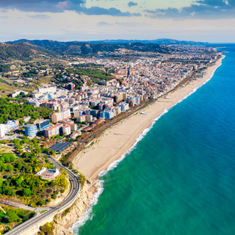 Bovenaanzicht van kustlijn Pineda de Mar, Costa Brava, Spanje