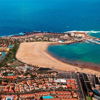 Bovenaf foto met huizen zee en strand Caleta de Fuste