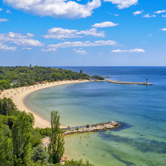 Uitzicht op het zandstrand en zeewater in Varna, Bulgarije