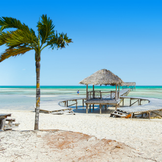 Strandhut op het strand in het westen van Cuba