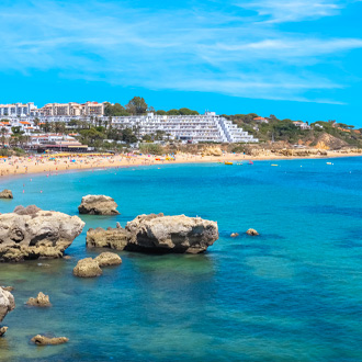 De-kustlijn-van-Oura-Beach-Albufeira-Algarve-Portugal