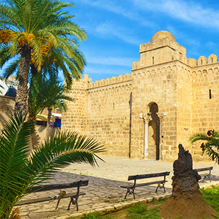 De-poort-van-Ribat-in-de-Medina-in-Sousse-Tunesië