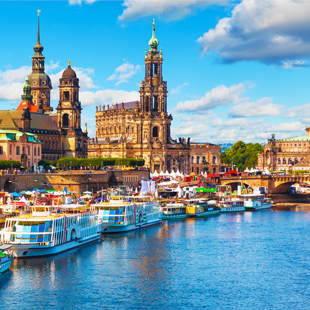 De rand van Hamburg met boten en gebouwen, Duitsland
