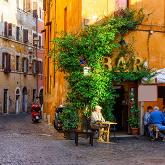 Een-bar-op-de-hoek-van-een-gezellige-straat-in-Rome-Italie