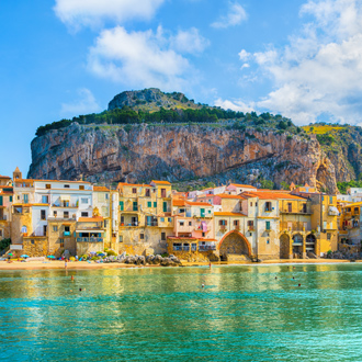 Uitzicht vanaf zee op het middeleeuwse dorp Cefalù op het eiland Sicilië