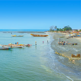 Kustlijn van Barra met vissersbootjes in Gambia