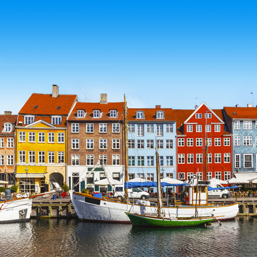 Gekleurde gebouwen en bootjes in de stad Kopenhagen in Denemarken