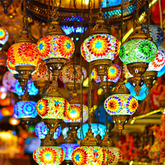 Gekleurde-Turkse-lampen-in-een-cadeauwinkel-in-Kemer