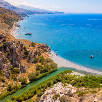 Uitzicht op palmstrand in Rethymnon op Kreta