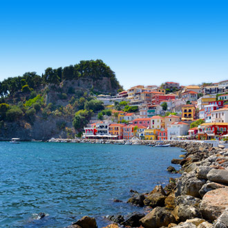 Stadsuitzicht met gekleurde huisjes in de stad Parga, Griekenland