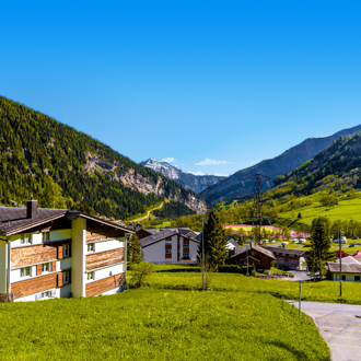 Groen landschap met chalets in Wallis, Zwitserland