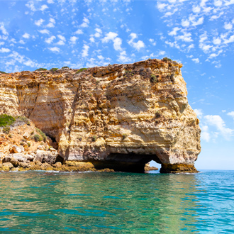Grotten in de blauwe zee van Carvoeiro