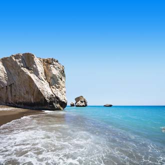 Helderblauwe zee met rots aan de kust van Paphos in Cyprus