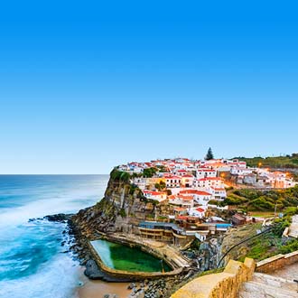 Het dorpje Sintra tegen een rots aan zee gelegen, aan de Costa de Lisboa