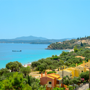 Kleurrijke huizen aan de kustlijn van Barbati op het Griekse eiland Corfu