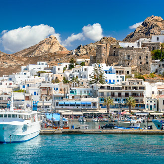 Witte huizen en bergen op het eiland Naxos in Griekenland