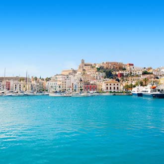 Huizen en boten aan de kust van Ibiza-stad
