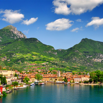 Italie-Riva-Del-Garda-zicht-op-het-stadje-aan-het-water