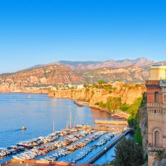 Uitzicht over de Tyrreense zee met een haven in Campania
