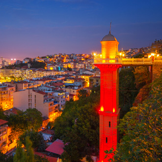 Uitzicht over de stad Izmir by night