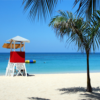 Foto van de lifeguard stoel op Doctor Cave Beach in Montego Bay
