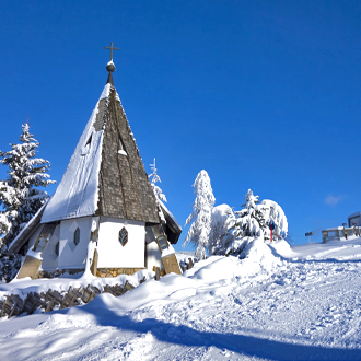 Kapel in de sneeuw in Westendorf Oostenrijk 