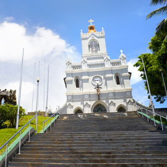 Een witte kerk in Kalutara, Sri Lanka