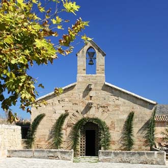 Kerk kapel met bel in Alcudia Mallorca