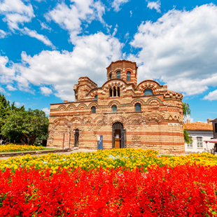 Kleurrijke bloemen bij een kerk in Nessebar, Bulgarije