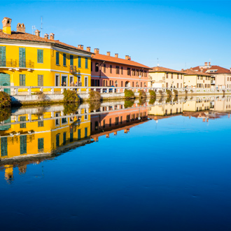 Kleurrijke Huizen aan het kanaal Navaglio Grande, Milaan, Italië 