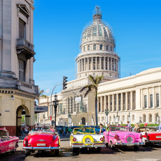 Kleurrijke klassieke auto's vlakbij het Capitool in Oud Havana, Cuba
