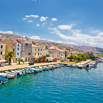 De Kroatische stad Pag vlakbij Kvarner met bootjes en gekleurde huisjes