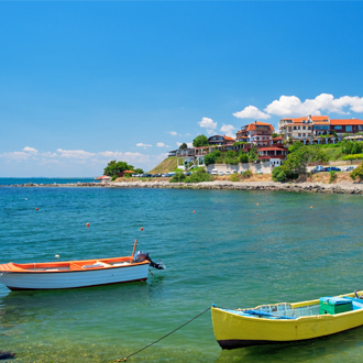 De kust van de Zwarte Zee met gekleurde bootjes in Bulgarije
