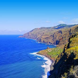 Noordkust Eiland La Palma met blauwe zee en rotsen