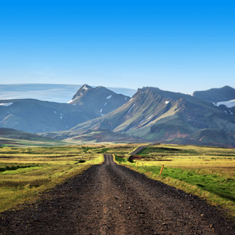 Landschap in IJsland met weg en bergen