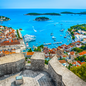 Luchtfoto uitzicht over Hvar stad met mooie haven in Kroatië