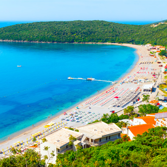 Luchtfoto van Adriatishce zee en Jaz beach, Montenegro
