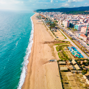 Luchtfoto van het strand en het plaatsje Pineda de Mar
