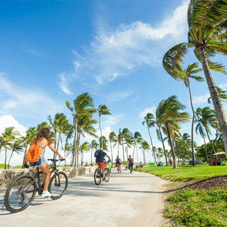 Fietsers aan het fietsen op de boulevard in Lummus Park  Miami