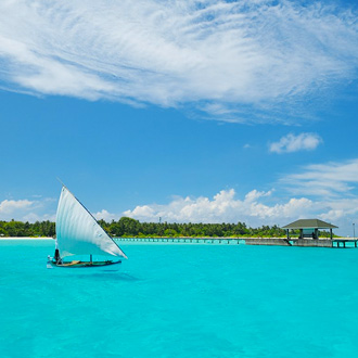 Foto van een steiger en zeilbootje op zee bij Holiday Island Resort