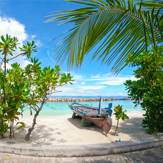 Bootje op een verlaten stukje strand op de Malediven