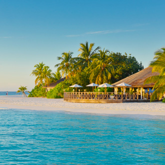 Foto van Angaga Resort omringd door palmbomen en strand